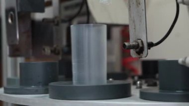 Hafif döllenme merkezinde makineden toplanan plastik şişelere işlenmiş seyreltilmiş yaban domuzu spermi gerçek zamanlı görüntüsü