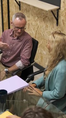 İş adamları toplantıda anlaşmaya vardıktan sonra el sıkışıyorlar, takım çalışması ve profesyonel işbirliği sergiliyorlar. Dikey görüntüler