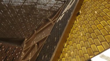 Günışığı modern mimari tavandan süzülerek hiyerogliflerle süslenmiş bir duvara dinamik gölgeler bırakıyor.