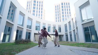 Dans ekibi modern koreografiyi senkronize ederek şehir manzarasındaki dinamik sokak hareketleri ile sanatsal enerjilerini çağdaş tarzda ifade ediyorlar.