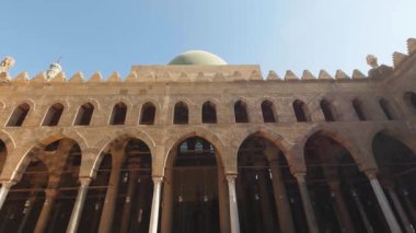 Kahire 'deki Salahaddin Kalesi' nin içinde kemer ve kubbeli Muhammed Ali Camii 'nin etkileyici mimarisi.