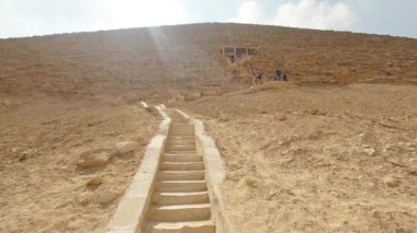 Turistler, Dahshur mezarlığında bulunan antik bir Mısır kraliyet mezarı olan sneferu piramidinin merdivenlerini tırmanıyor.