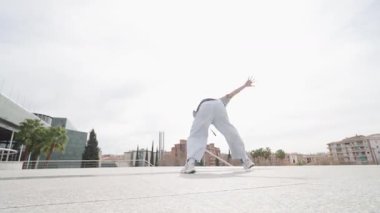 Breakdansçıların karmaşık sokak dansı hareketleri, atletik beceri, yaratıcılık ve hip hop kültürüne olan tutkularını sergiledikleri dinamik şehir sahnesi