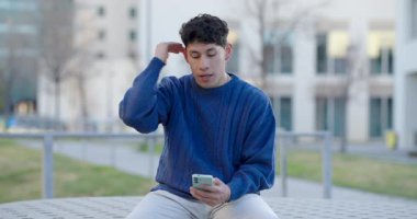Heyecandan hayal kırıklığı ve hayal kırıklığına kadar akıllı telefonunu kullanan genç bir adamın bir dizi duyguyu deneyimlemesi.