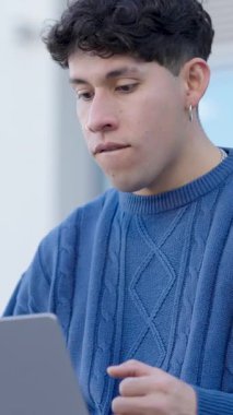 İspanyol öğrenci dizüstü bilgisayarında olumlu sonuçlar elde ettikten sonra heyecanını ve neşesini dile getiriyor. Dikey görüntüler