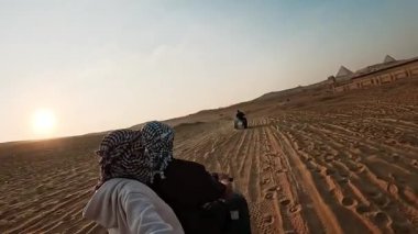 Çiftler gün batımında Giza Piramitleri 'nin yakınındaki çölde bisiklet maceralarını severler. Unutulmaz anılar yaratırlar.