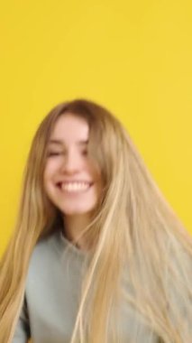 Genç bir kadın mutluluğu ve neşeli duyguları ifade ediyor. Canlı ve spontane anları canlı arkaplan ile yakalar