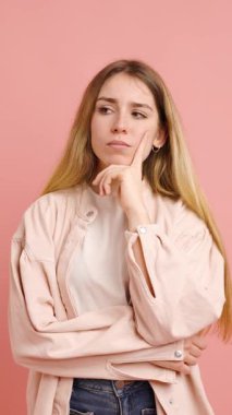 Canlı pembe bir arka plana karşı çeşitli duygular ve jestler ifade eden genç bir kadının stüdyo portresi