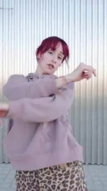 Metalik şehir zeminine karşı akışkan hareketlerle dinamik hip hop koreografisi yapan yetenekli bayan dansçı ritmik serbest stille tutkuyu ifade ediyor.