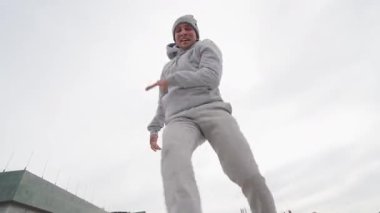 Şehir ortamında dinamik serbest stil hareketleri sergileyen şehir dansçısı enerji ve ritmi ifade ediyor.