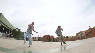 Sokak dansı becerilerini mükemmelleştiren dinamik break dansçılar, şehir meydanında hareketli koreografi çalışırken kutlama tokalaşmaları.