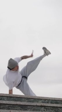 Şehir break dansçısı, çıkıntıya karşı zorlu akrobatik hareketler sergiliyor, atletik beceri, yaratıcı enerji ve dinamik sokak performansı tarzı sergiliyor.