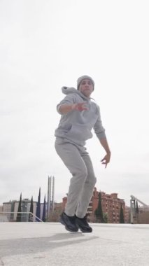 Becerikli break dansçı cesur şehir ortamına karşı hareketler sergiliyor sokak dansı enerjisini ve atletik hünerlerini vurguluyor.