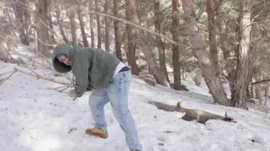 Adam sevinçle kartopu savaşı yapar, karlı bir ormanda kış eğlencesini ve kahkahaları yakalar. Açık hava kış aktivitelerini ve neşeli anları tasvir eden sahneler için mükemmel.