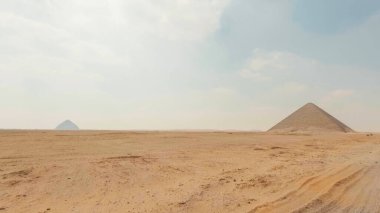 Nuri, Sudan 'ın çöl manzarasında dimdik duran iki piramit uçsuz bucaksız gökyüzünün altında antik nubya mimarisini sergiliyor.