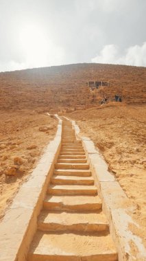Kahire 'nin güneyindeki Dahshur mezarlığında bulunan antik bir Mısır kraliyet mezarı olan Snapferu Piramidine çıkan taş merdivenler.
