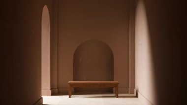Ürün sunumu için ahşap bankın 3D animasyonu yumuşak ışık ile sıcak minimalist iç mekanlı kemerli terracotta duvarının yakınına yerleştirildi