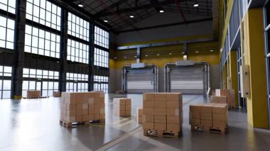 Karton kutuları taşımak, geniş modern deponun içindeki ahşap paletler üzerinde kaymak, yükleme rıhtımlarının yakınındaki verimli lojistik ve dağıtım iş akışını parlak doğal ışıklandırmayla göstermek,