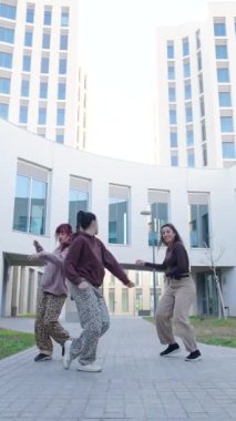 Dansçılar dinamik modern koreografiyi senkronize ederek, sokak ortamında yaratıcı enerjiyi ifade ediyorlar.