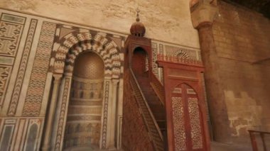 Kahire, Mısır 'daki ibn tulun camiinin iç mimari detayları tarihi minbar ve sütunları gözler önüne seriyor.
