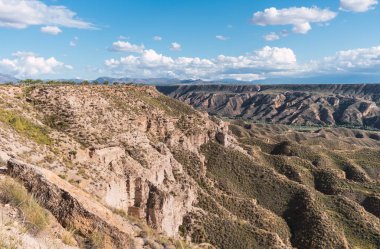 Granada, Endülüs ve İspanya 'da Gorafe yakınlarındaki çöl manzarası erozyonun etkilerini gösteriyor.