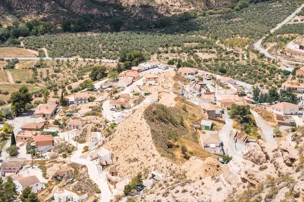 Beyazlatılmış mağara evleri Gorafe, İspanya 'daki yamaçlarda, zeytin koruluklarının ve dağların arkaplanlarına karşı eşsiz bir manzara yaratıyor.