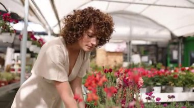 Seranın içinde çiçek kokan genç kadınlar.