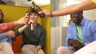 Rahatlamış iş yerinde profesyonel takım birleşmesi, bira ile paylaşılan başarıları kutlamak, kurumsal dostluk ve çeşitli iş yeri bağlantılarını sergilemek