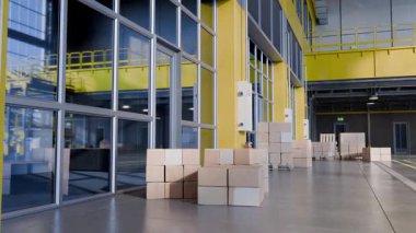 Çağdaş bir depoda toplanan karton kutular lojistik ve dağıtım işlemlerini gösteriyor