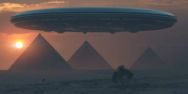 Большая Летающая Тарелка Над Пирамидами Оранжевом Закате Туманом Шумом Хроматическим — стоковое фото