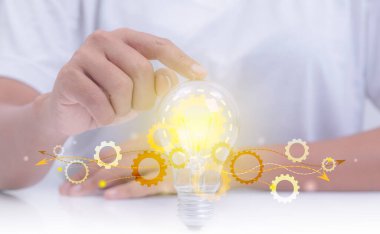 Bir ampulde el ele tutuşmalar, fikirlerin kavramsal mekanizması, yaratıcılığı, yeniliği ve ilhamı gösteriyor..