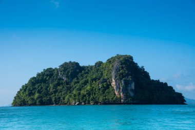 Tayland Denizi 'nin ortasındaki ada, Asya Doğa Adası Phang Nga Körfezi manzaralı tropikal denizin ortası.