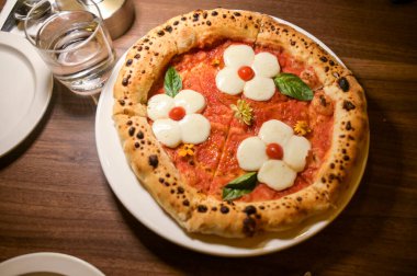 Pizza dükkanı atmosferi, Çiçekler Mozzarella peynirli pizza.