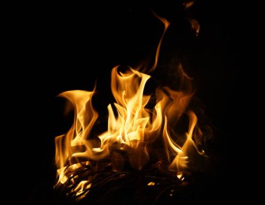 Isı enerji yığını, kırmızı ve sarı, gece boyunca yakıt noktasında termal enerji, siyah arka planda ışıklar.                               