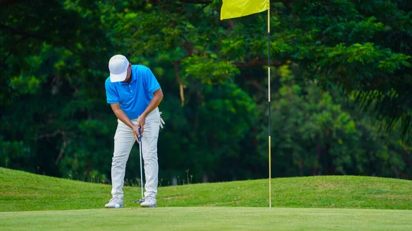 Golfista Dává Míček Zelený Golf Čočka Září Při Západu Slunce — Stock fotografie