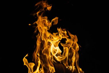 Siyah arka planda izole edilmiş yanan alev ya da yangın. Termal enerji yığını yakın plan, kırmızı ve sarı, ısı enerjisi gece boyunca yakıt, siyah zemin üzerinde ışık                                