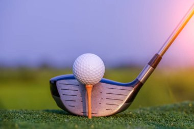 Golf sopaları ve golf topları yeşil çimlerde Sabah güneşli güzel bir golf sahasında.                                 