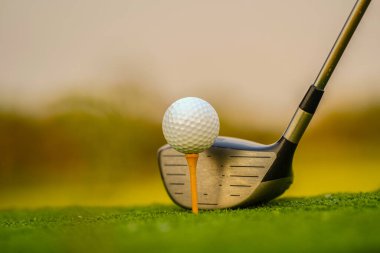 Golf sopaları ve golf topları yeşil çimlerde Sabah güneşli güzel bir golf sahasında.                                 