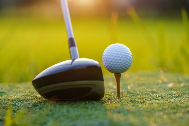 Golf sopaları ve golf topları yeşil çimlerde Sabah güneşli güzel bir golf sahasında.                                 