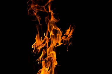 Siyah arka planda izole edilmiş yanan alev ya da yangın. Termal enerji yığını yakın plan, kırmızı ve sarı, ısı enerjisi gece boyunca yakıt, siyah zemin üzerinde ışık.                            