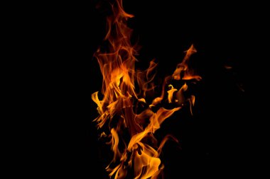 Siyah arka planda izole edilmiş yanan alev ya da yangın. Termal enerji yığını yakın plan, kırmızı ve sarı, ısı enerjisi gece boyunca yakıt, siyah zemin üzerinde ışık.                              