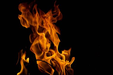 Siyah arka planda izole edilmiş yanan alev ya da yangın. Termal enerji yığını yakın plan, kırmızı ve sarı, ısı enerjisi gece boyunca yakıt, siyah zemin üzerinde ışık.                               