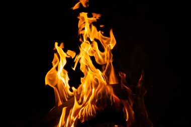 Siyah arka planda izole edilmiş yanan alev ya da yangın. Termal enerji yığını yakın plan, kırmızı ve sarı, ısı enerjisi gece boyunca yakıt, siyah zemin üzerinde ışık.                               
