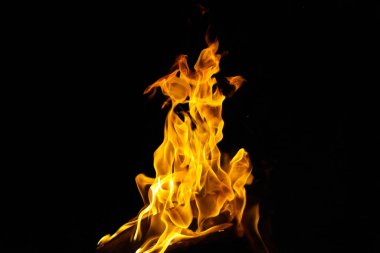 Siyah arka planda izole edilmiş yanan alev ya da yangın. Termal enerji yığını yakın plan, kırmızı ve sarı, ısı enerjisi gece boyunca yakıt, siyah zemin üzerinde ışık.                               