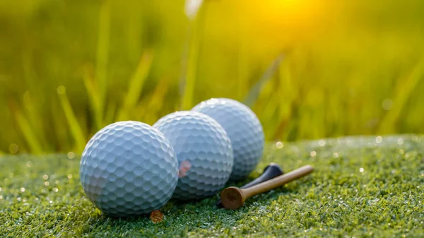 Grama Verde Com Bola Golfe Closeup Foco Suave Quando Luz — Fotografia de Stock