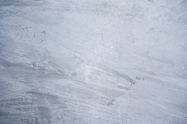 Mavi gökyüzü ve güneş ışığıyla bir dağın siluetinin tepesine ulaşmaya çalışan bir dağcının silueti.. 