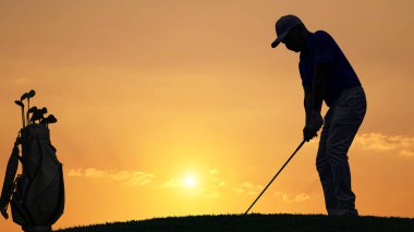 Güzel günbatımında golf oynayan siluet golfçüsü, konsept sağlıklı, metin koymak için kopyalama alanı                                