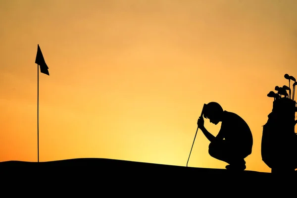 Silhouette Männlicher Golfer Hält Putter Mit Golftasche Sitzende Zielleine Golf — Stockfoto