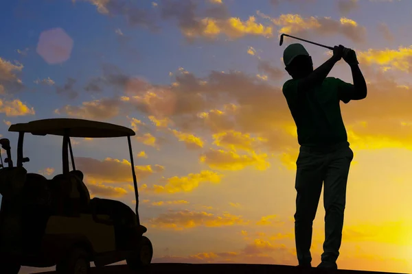 Silueta Golfista Jugando Golf Con Carrito Golf Durante Hermoso Atardecer — Foto de Stock