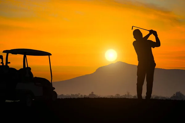 Silueta Golfista Jugando Golf Con Carrito Golf Durante Hermoso Atardecer — Foto de Stock